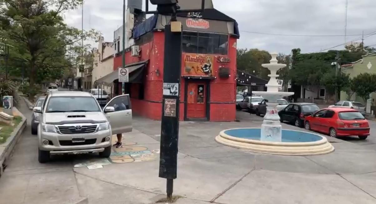 apuntan con pistola a un alumno